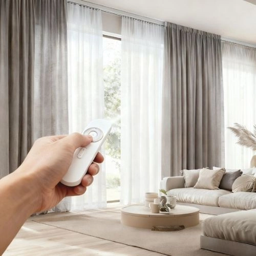 Motorized curtain rail